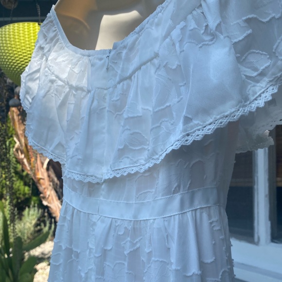 NWT WHITE OFF-THE-SHOULDER RUFFLED LACE MAXI DRESS Medium - Picture 11 of 17